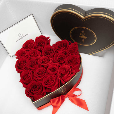 Coffret en forme de cœur avec roses rouges présenté comme cadeau romantique pour la Saint-Valentin.surprendre son partenaire pour la Saint-Valentin