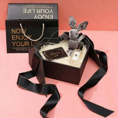 Coffret cadeau élégant noir avec ruban et décoration romantique. Boîte Cadeau
