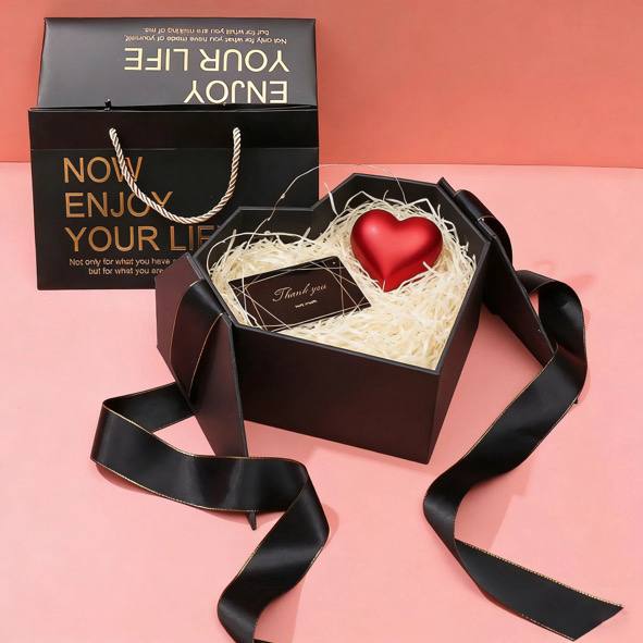 Coffret cadeau Saint-Valentin noir avec cœur rouge et message romantique. Boîte Cadeau