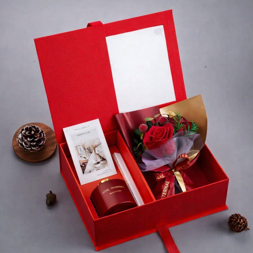 Love Box rouge avec coffret cadeau élégant, bougie parfumée et rose éternelle. Coffret Cadeau Luxe Rose Éternelle
