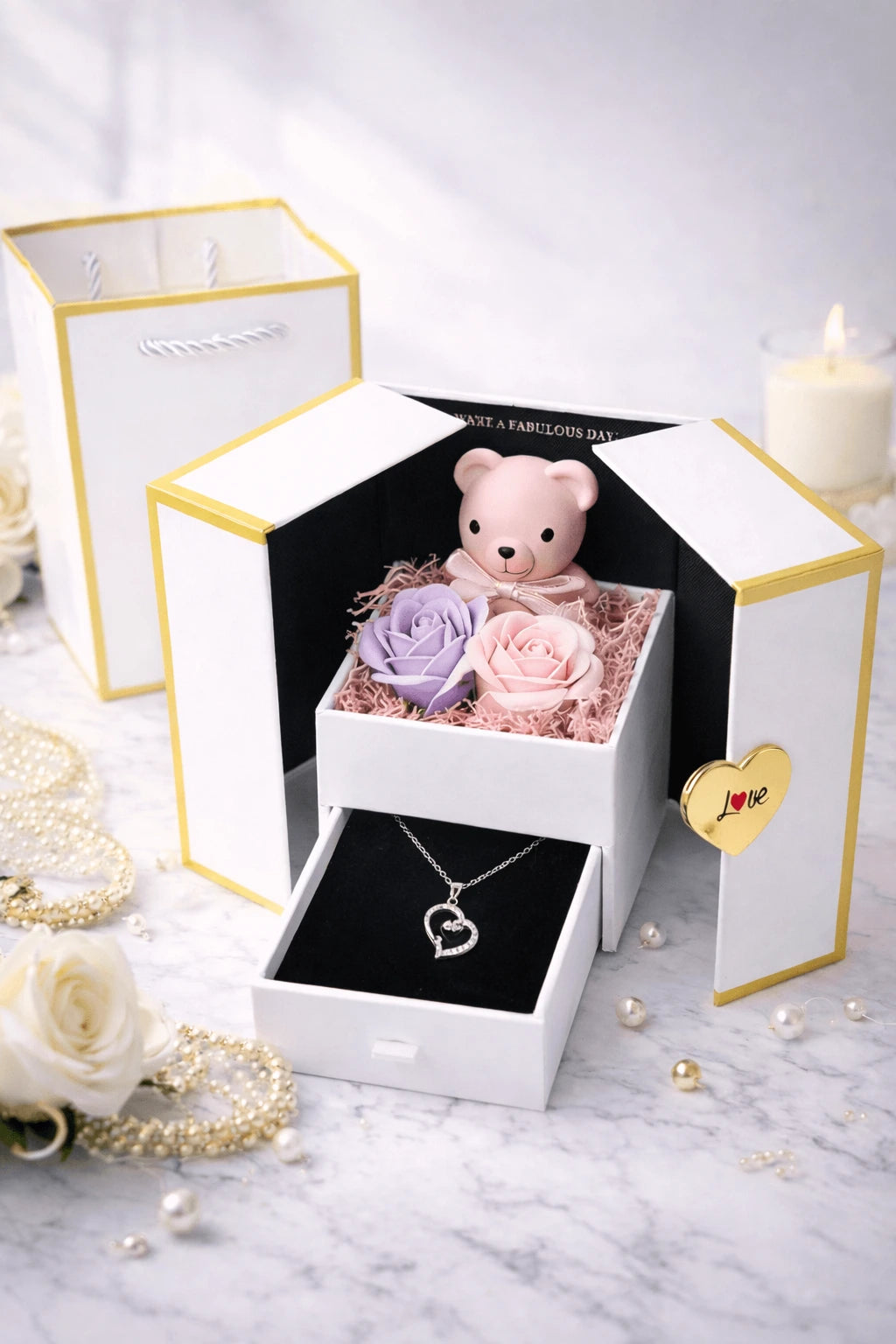 Coffret blanc et doré avec ourson décoratif et roses artificielles. Coffret Cadeau Luxe Ourson & Roses Éternelles