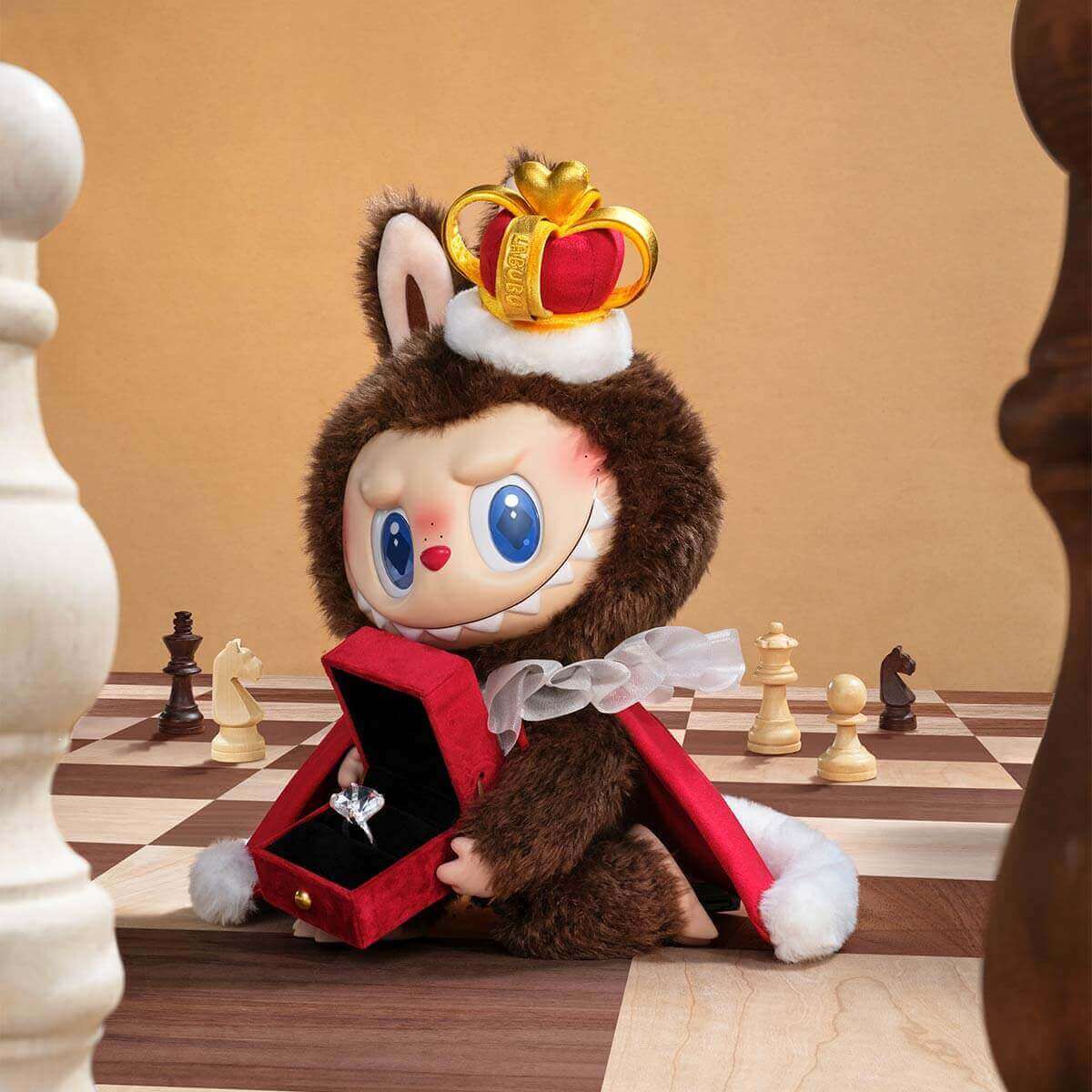 Peluche Labubu Checkmate Series, figurine avec couronne sur plateau d’échecs. Figurine romantique Labubu avec coffret cadeau