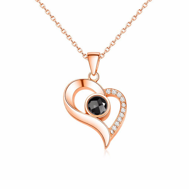 Collier cœur rose porté, bijou délicat et romantique. Collier Cœur Éternel