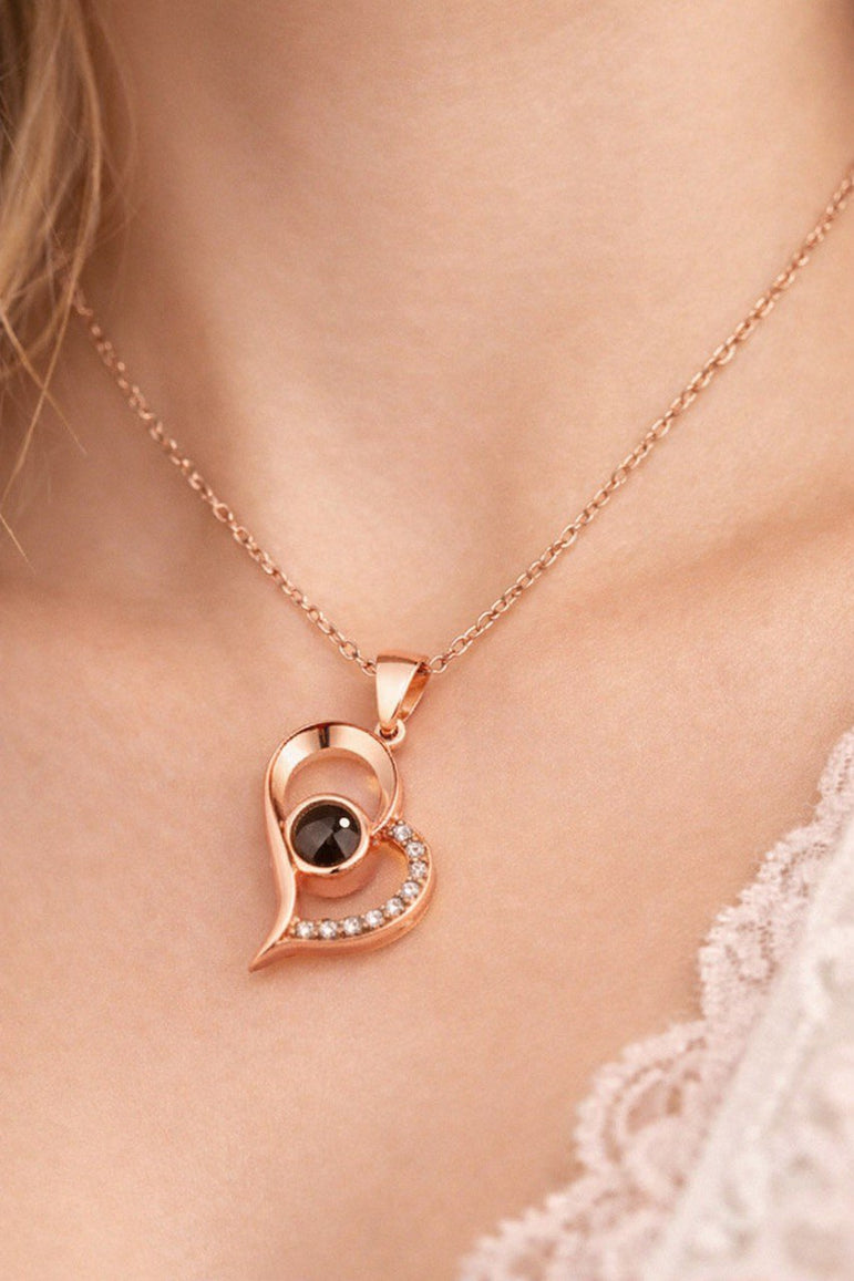 Détail collier cœur rose, finition brillante et élégante. Collier Cœur Éternel