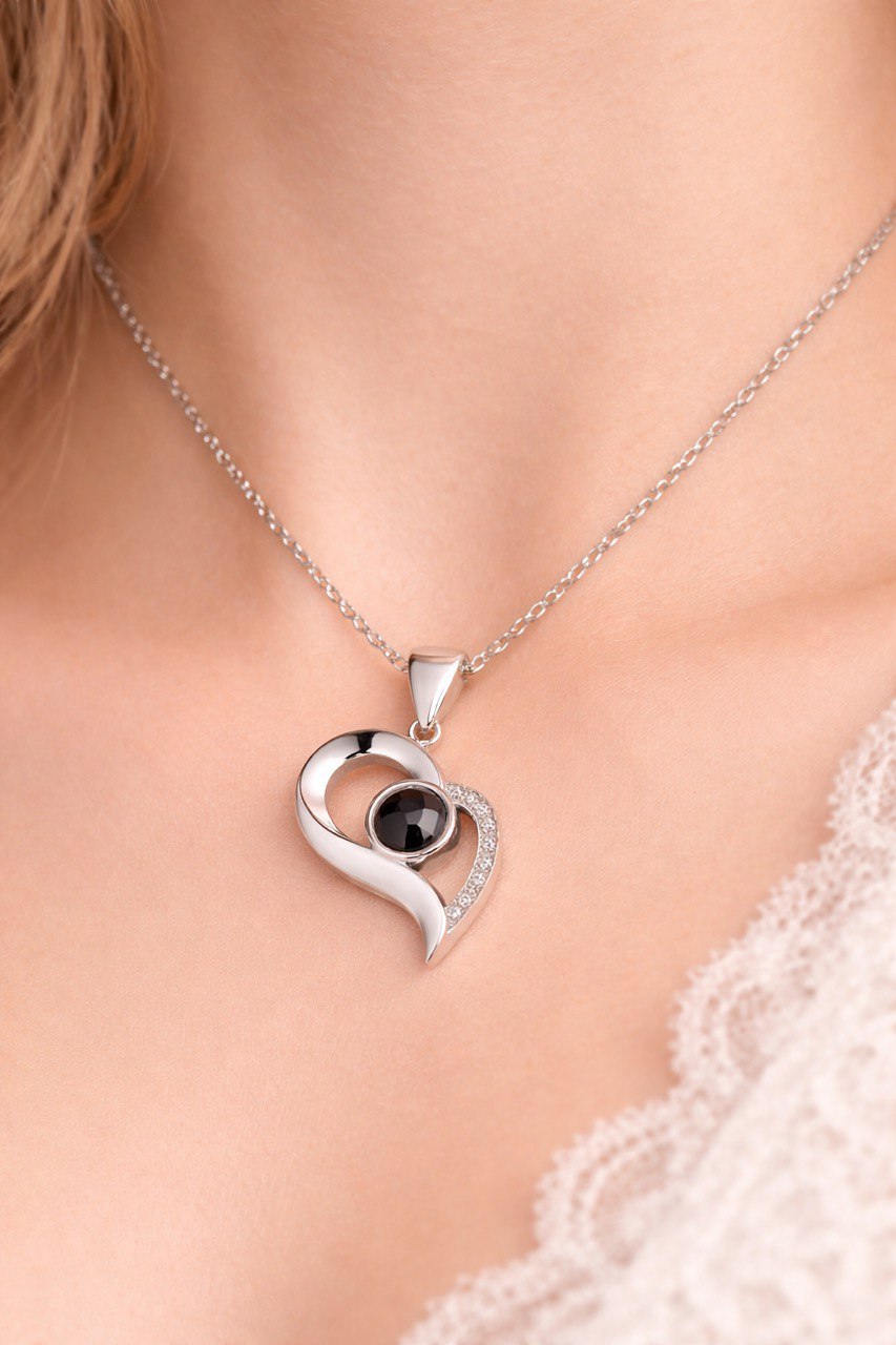 Collier cœur porté autour du cou, pendentif discret. Collier Cœur Éternel