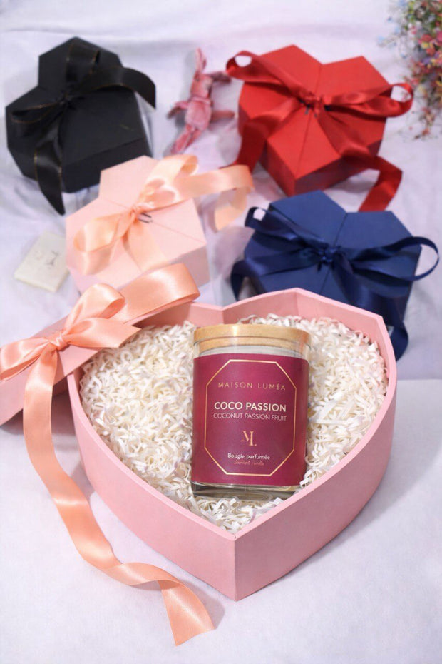 Coffret bougie parfumée Maison Luméa Coco Passion dans une boîte cœur rose élégante. Coffret Bougie Parfumée Coco Passion Évasion Sucrée