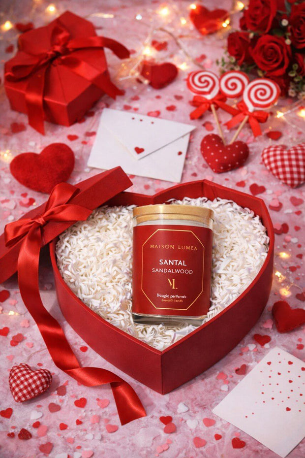 Coffret bougie parfumée Maison Luméa Santal Sandalwood dans une boîte cœur rouge élégante. Cadeau Saint-Valentin premium et raffiné.