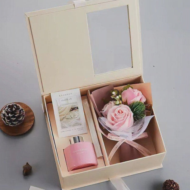 Coffret rose éternelle et un diffuseur d'aromes présenté dans une boîte décorative